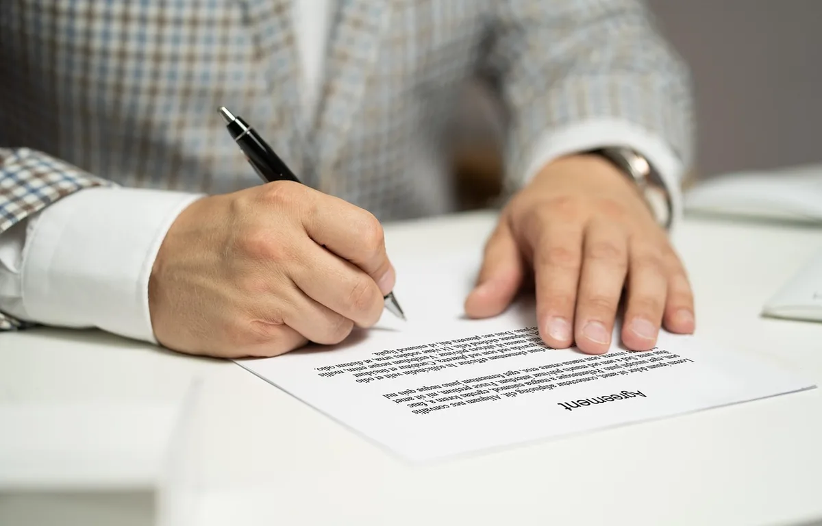 Documents de travail et textes de loi sur un bureau lumineux