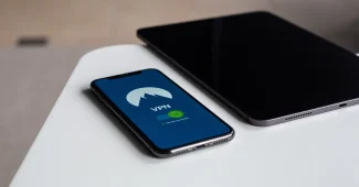 Tablette Android sur un bureau lumineux affichant une application VPN floue