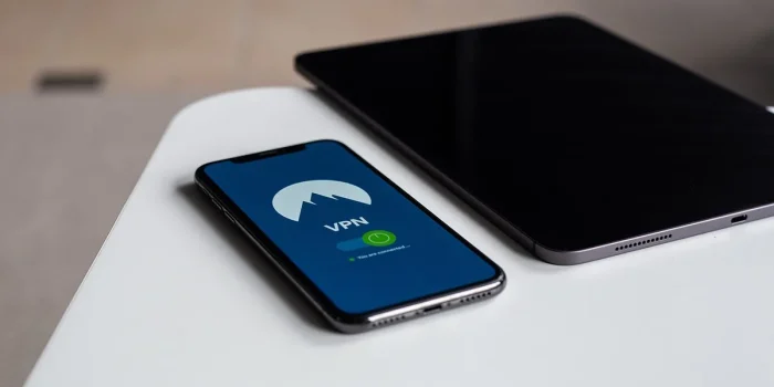 Tablette Android sur un bureau lumineux affichant une application VPN floue
